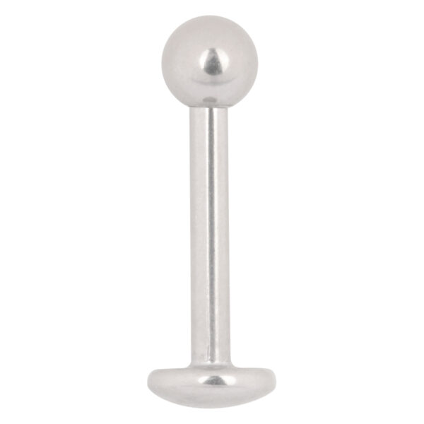 Piercing labret de titanio en oro blanco con bola sobre fondo blanco