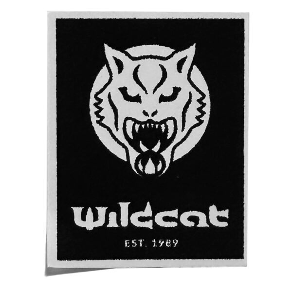 Pegatina Wildcat en blanco y negro con cara de gato feroz y logo
