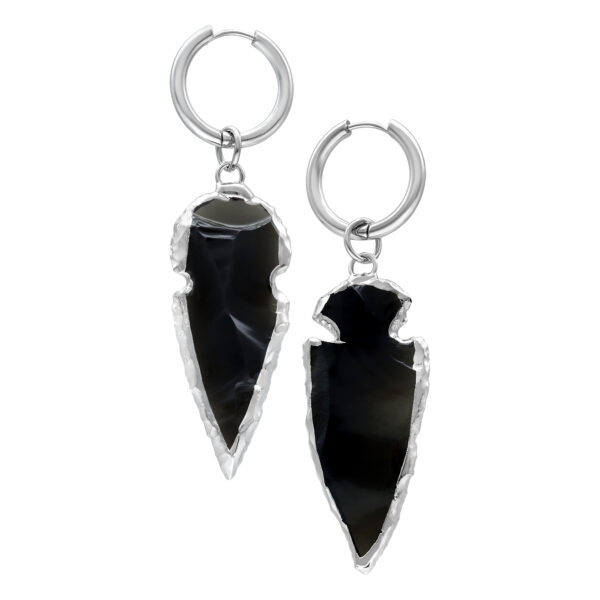 Dos aretes plateados con colgante de color obsidiana sobre fondo blanco