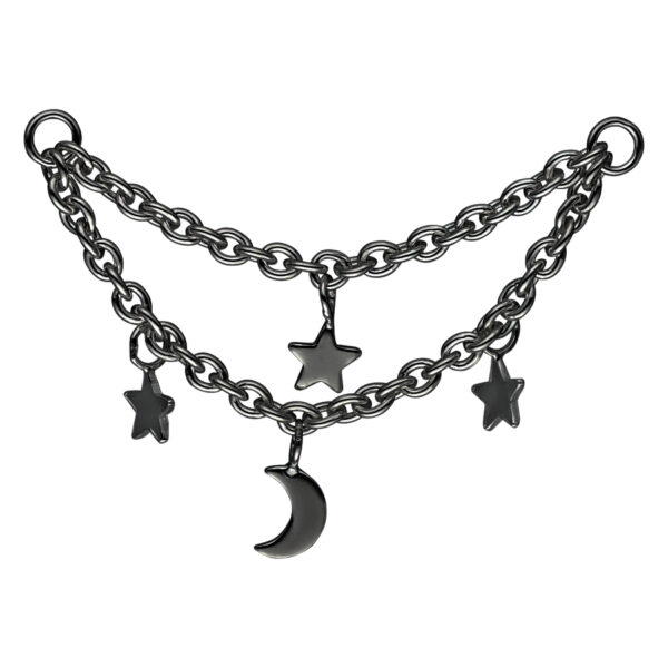 Cadena de piercing negra con colgantes de luna y estrellas sobre fondo blanco