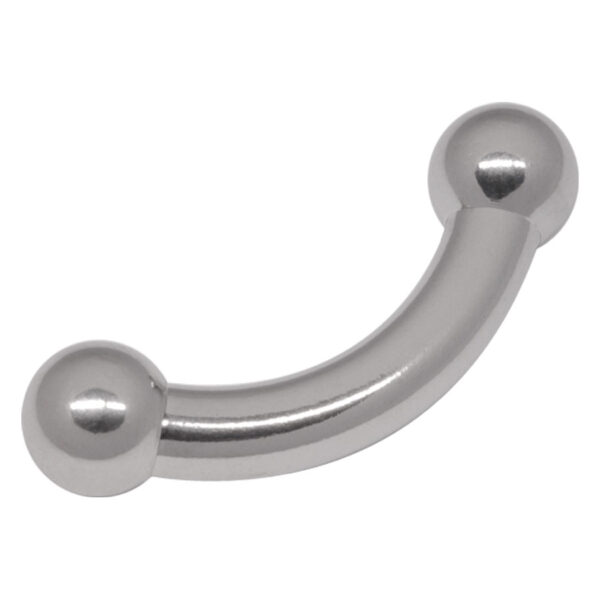 Piercing íntimo curvado de plata con dos bolas sobre fondo blanco