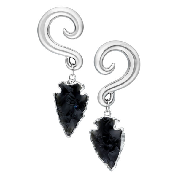 Pesos de obsidiana negra en lunas de plata sobre fondo blanco