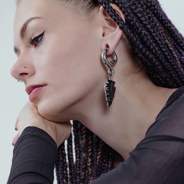 Mujer con pesa para oreja de obsidiana en plata, perfil lateral