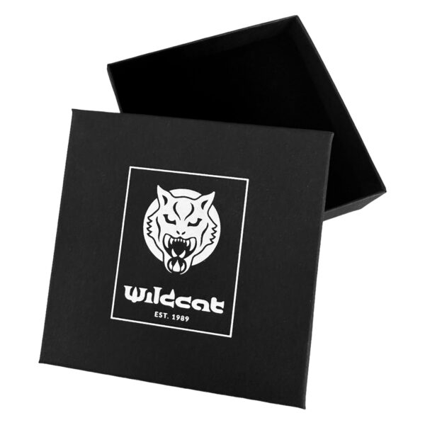 Caja cuadrada negra con logo de Wildcat, posición abierta