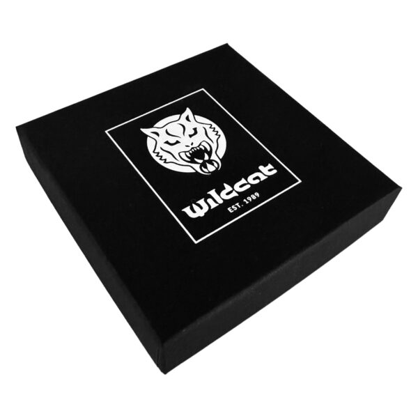 Caja negra con logo Wildcat sobre fondo blanco