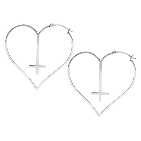 Pendientes plateados en forma de corazón con cruz, sobre fondo blanco