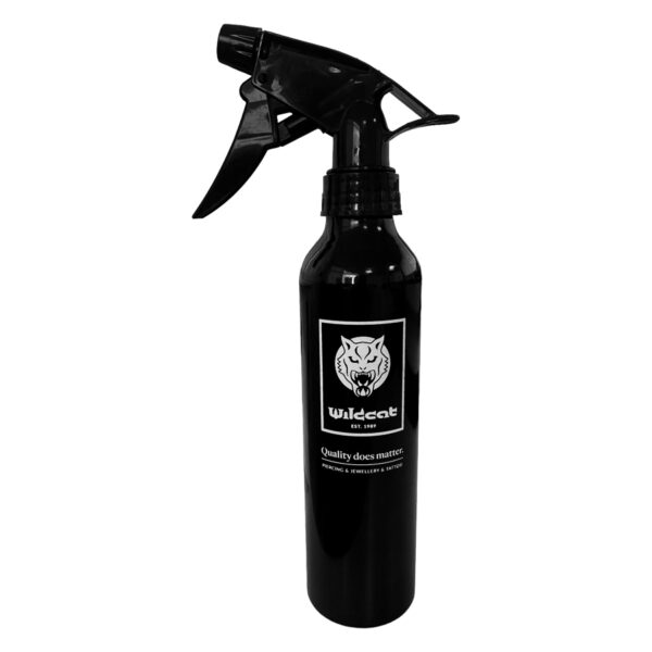 Botella pulverizadora Wildcat negra de 300 ml sobre fondo blanco