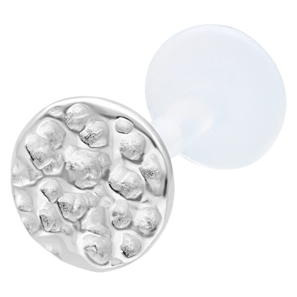 Labret plateado con diseño martillado sobre fondo blanco
