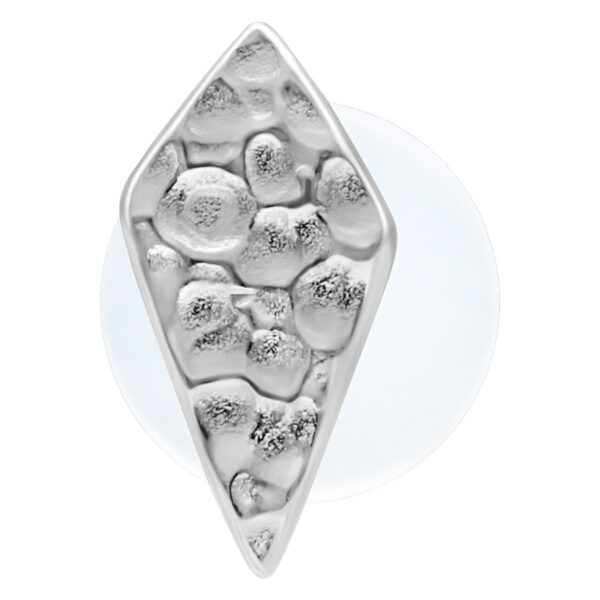 Labret de plata con diseño de rombo martillado sobre fondo blanco