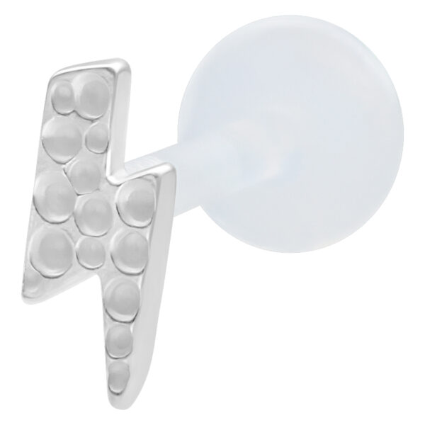 Labret plateado con diseño de rayo sobre fondo blanco