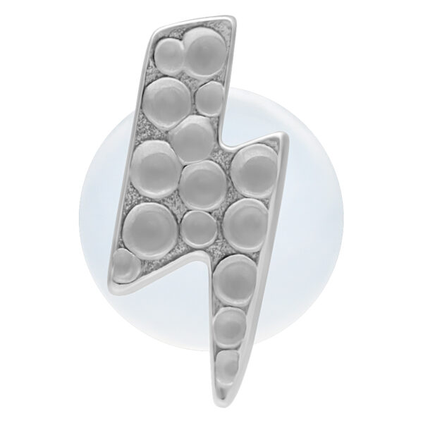 Labret plateado en forma de rayo con patrón martillado sobre fondo blanco