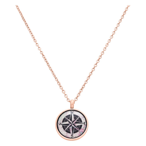 Collar rosado con colgante de brújula sobre fondo blanco