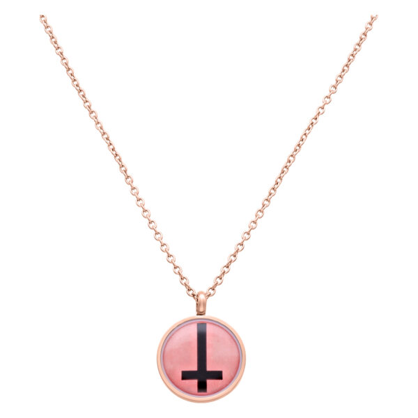 Cadena unisex con colgante color albaricoque y cruz negra sobre fondo blanco