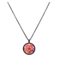 Cadena de pentagrama negra de acero quirúrgico con colgante rojo sobre fondo blanco