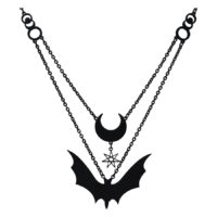 Collar negro con colgantes de media luna y murciélago sobre fondo blanco
