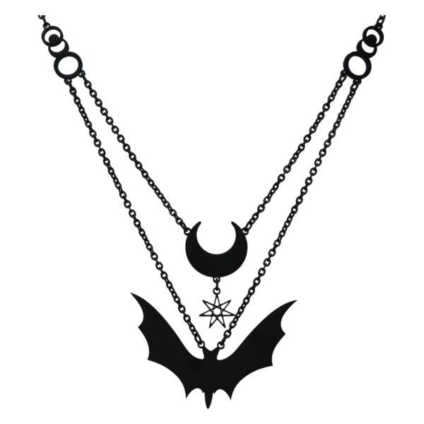 Collar negro con colgantes de media luna y murciélago sobre fondo blanco