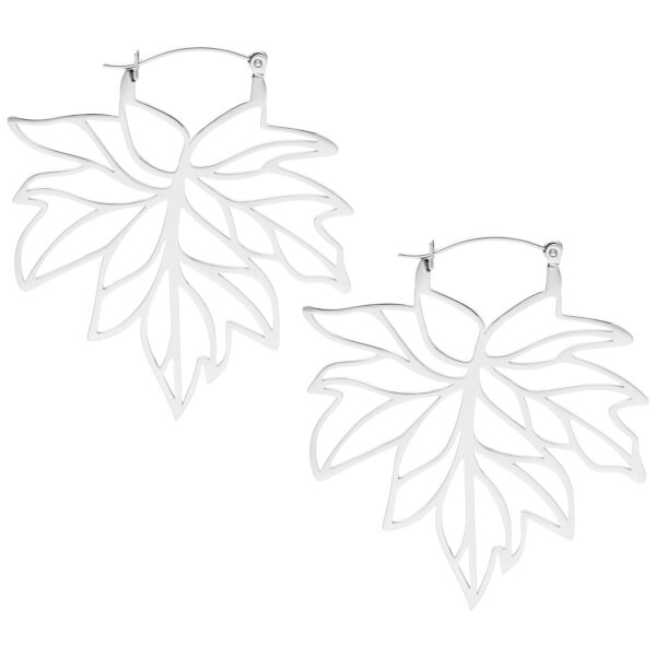 Pendientes plateados en forma de hoja sobre fondo blanco