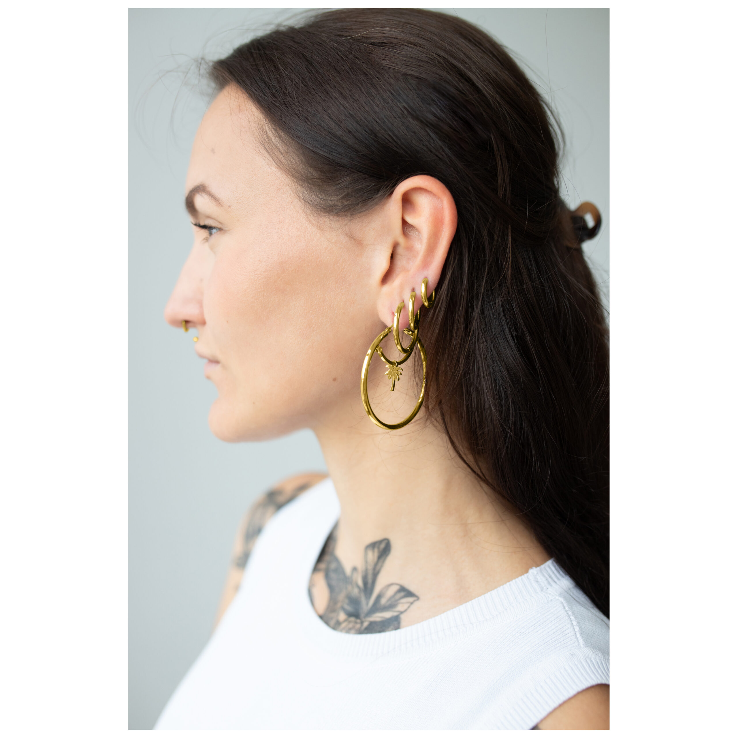 Aros de oro con cierre de bisagra 45 MM Mujer con aros de oro de 45 MM, vista lateral, fondo neutro