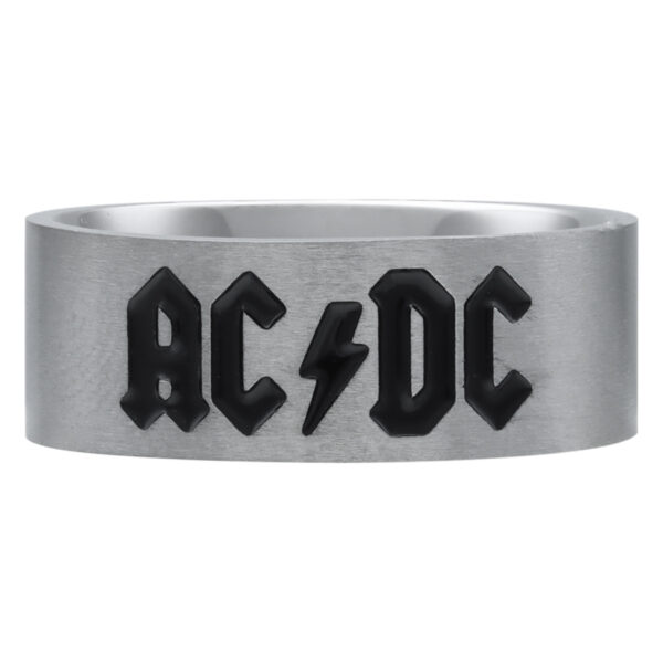 Anillo plateado con logo negro de ACDC sobre fondo blanco