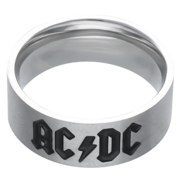 Anillo plateado con logo negro de ACDC sobre fondo blanco