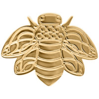 Pendientes de abeja dorados de acero quirúrgico Pendientes de abeja dorados de acero quirúrgico pulido en fondo blanco