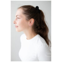 Frau mit Roségold Crystal Arch Ohrstecker, seitliches Profil, weißes Shirt