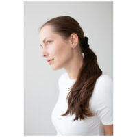 Frau mit langen Haaren trägt roségoldene Kristall-Ohrstecker