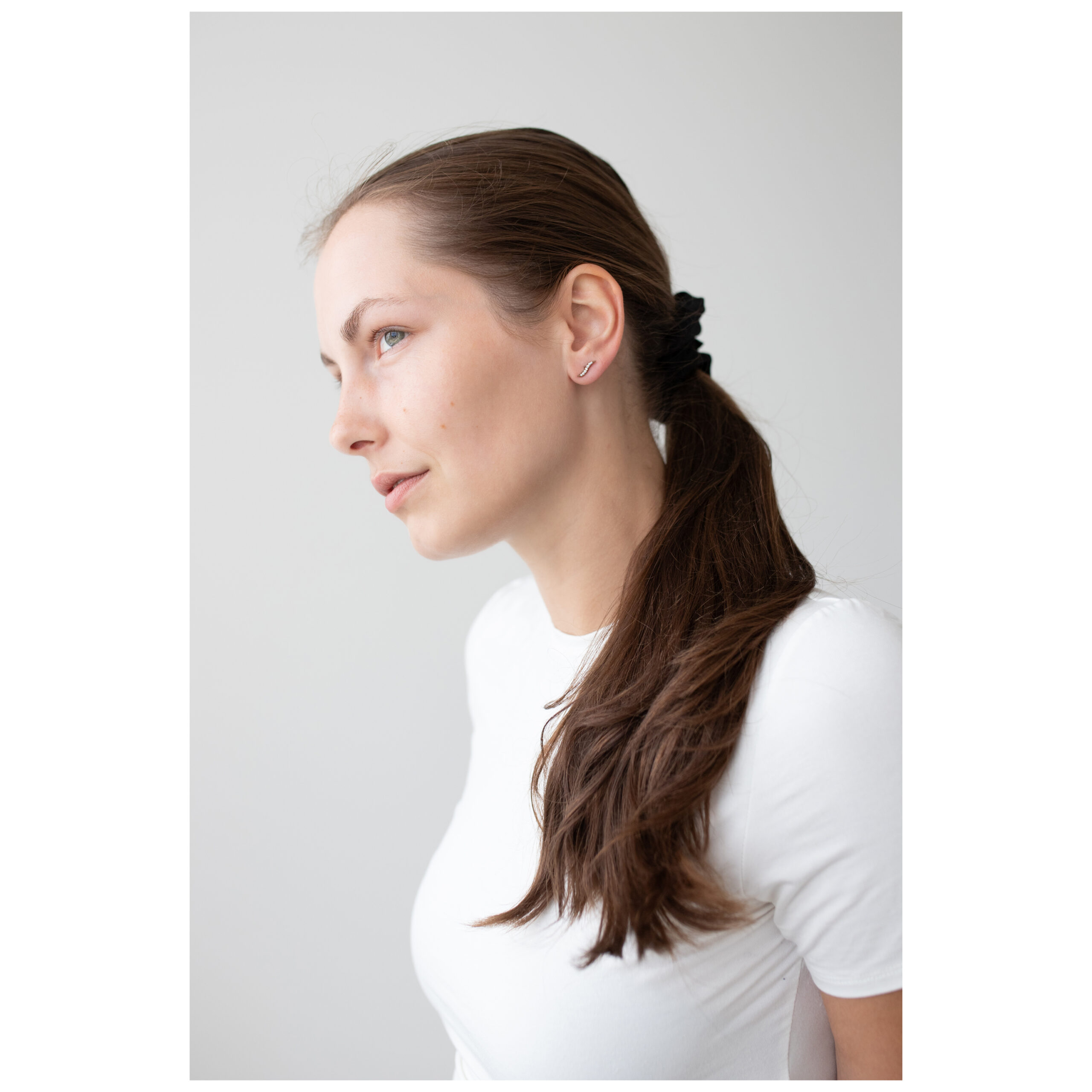 Frau mit langen Haaren trägt roségoldene Kristall-Ohrstecker