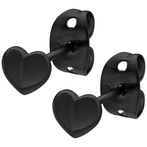 Dos pendientes de corazón negros de metal sobre fondo blanco