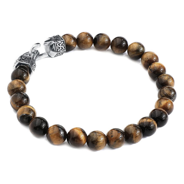 Pulsera unisex de cuentas de ojo de tigre con cierre de acero sobre fondo blanco
