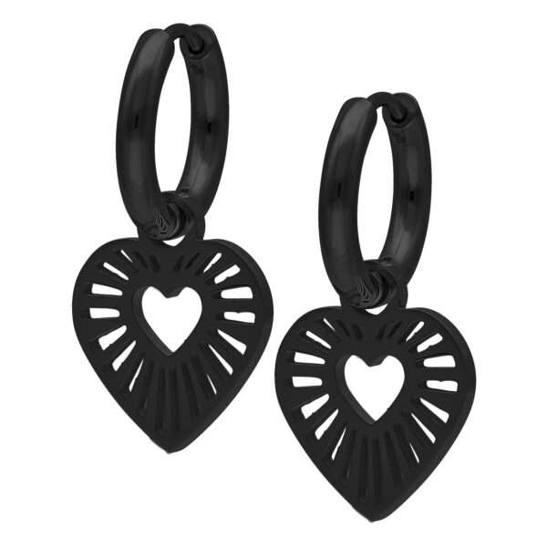 Dos aros negros en forma de corazón de acero quirúrgico sobre fondo blanco