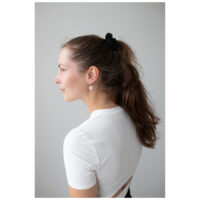 Model mit roségoldenen Herz-Ohrringen und weißem Shirt