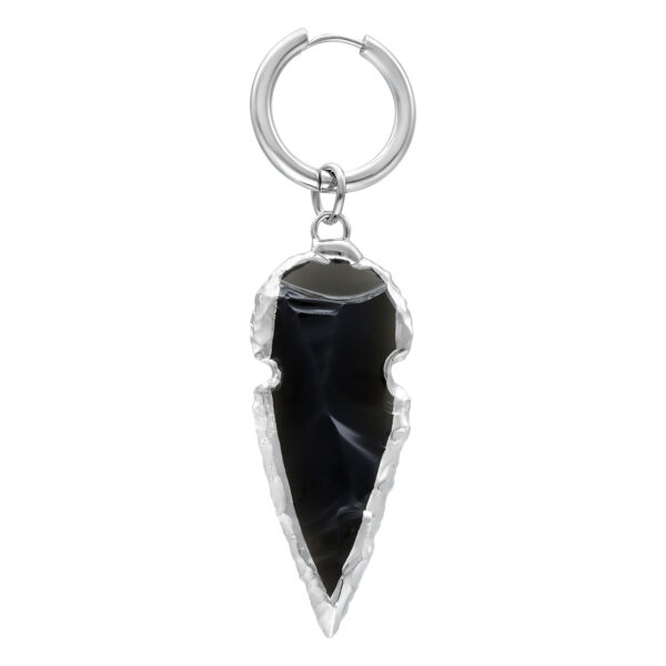 Mini aros plateados con colgante de obsidiana negra sobre fondo blanco