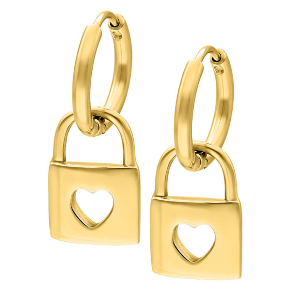 Dos aros dorados con colgante de candado y detalle de corazón sobre fondo blanco