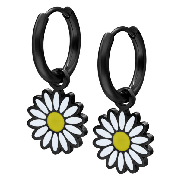 Aros Daisy negros de acero quirúrgico con colgante de margarita sobre fondo blanco