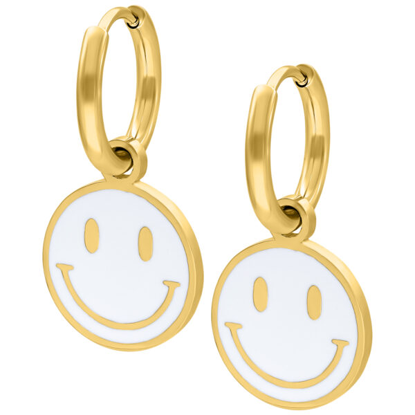 Dos pendientes dorados con colgantes de Smiley blancos sobre fondo blanco