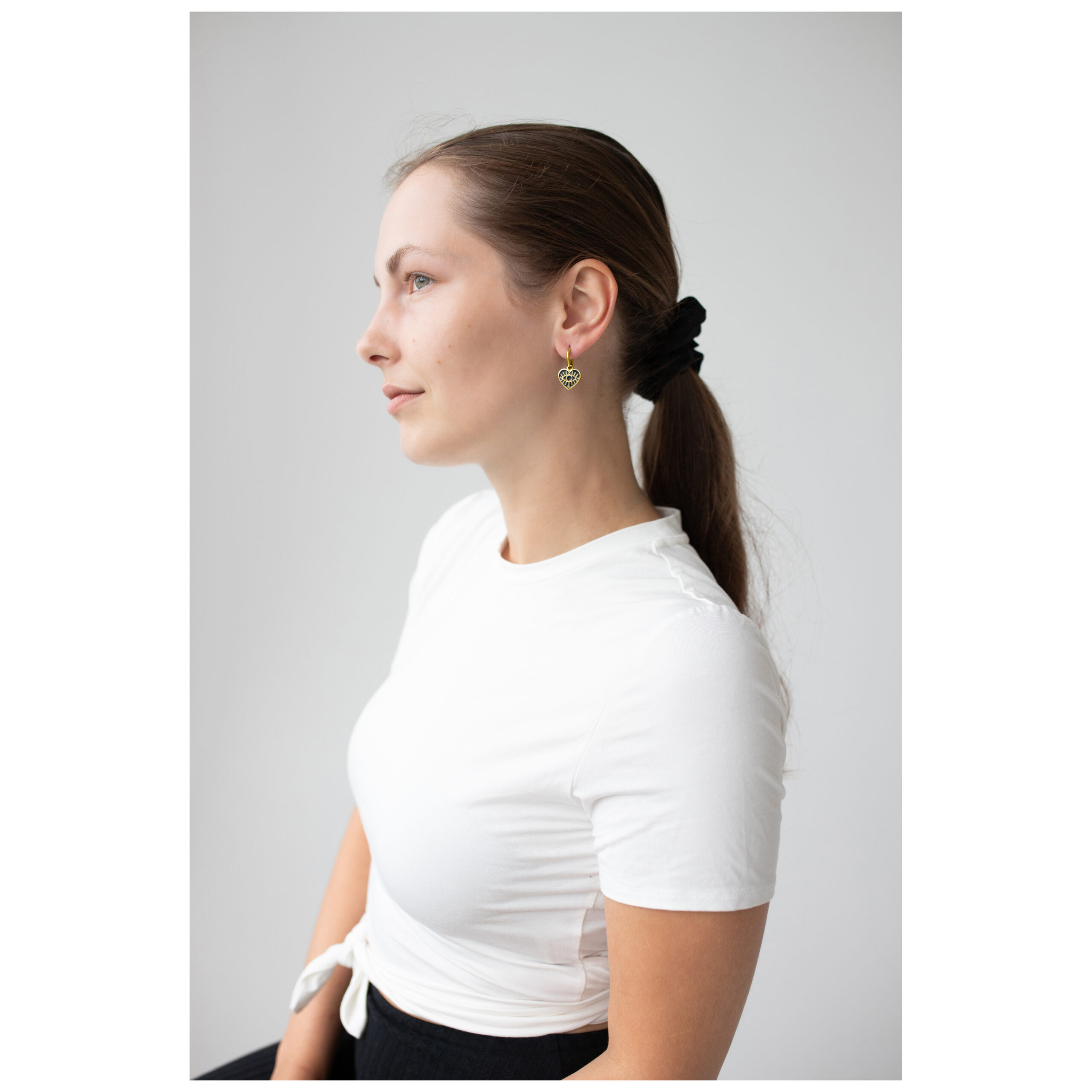 Mujer con Little Soulmate Hoops en color metálico dorado, perfil lateral
