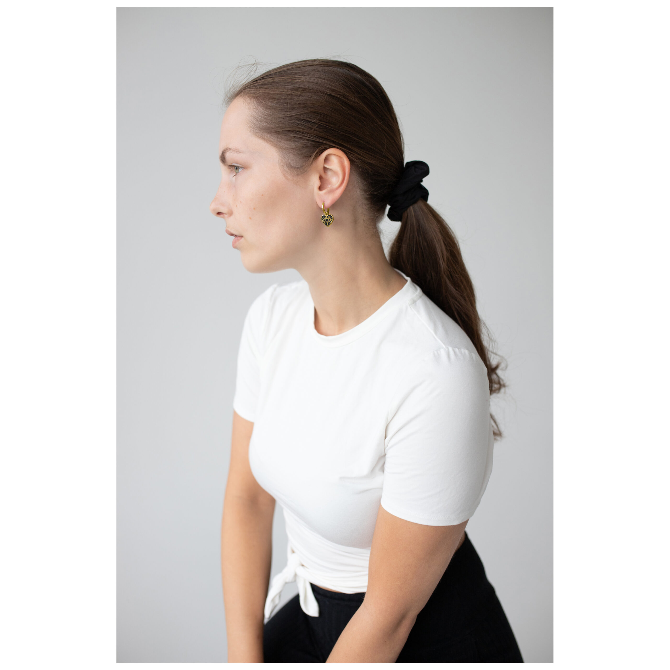 Mujer con camiseta blanca y Little Soulmate Hoops en oro