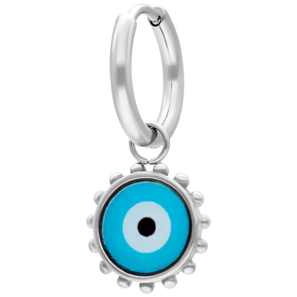 Aro de plata con colgante de ojo Nazar azul sobre fondo blanco