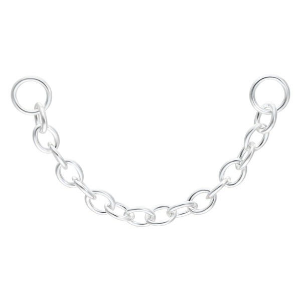 Cadena de piercing de plata con una longitud de 25 mm sobre fondo blanco