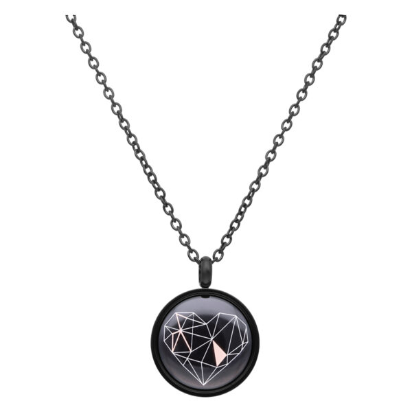 Cadena negra con colgante de corazón geométrico sobre fondo neutro