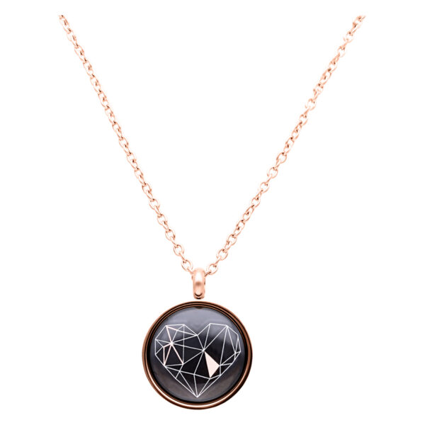 Collar de oro rosa con colgante de corazón sobre fondo blanco