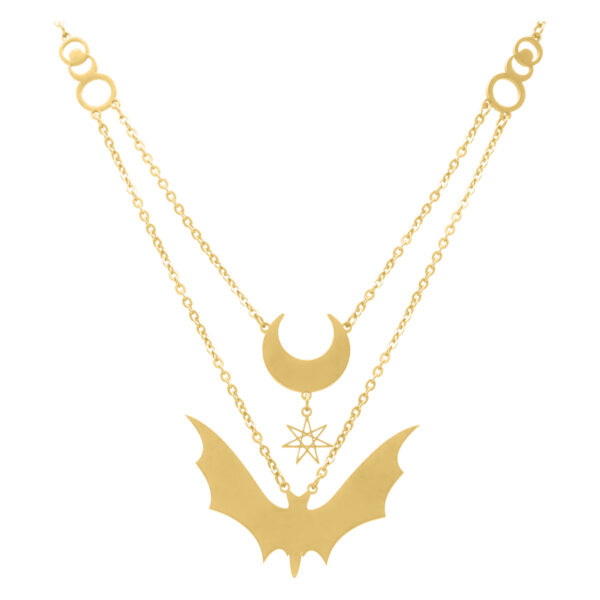Cadena dorada con colgante de luna y murciélago sobre fondo blanco
