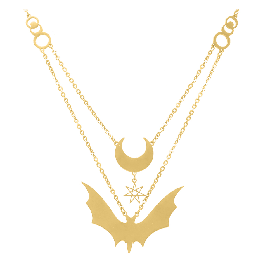 Cadena dorada con colgante de luna y murciélago sobre fondo blanco