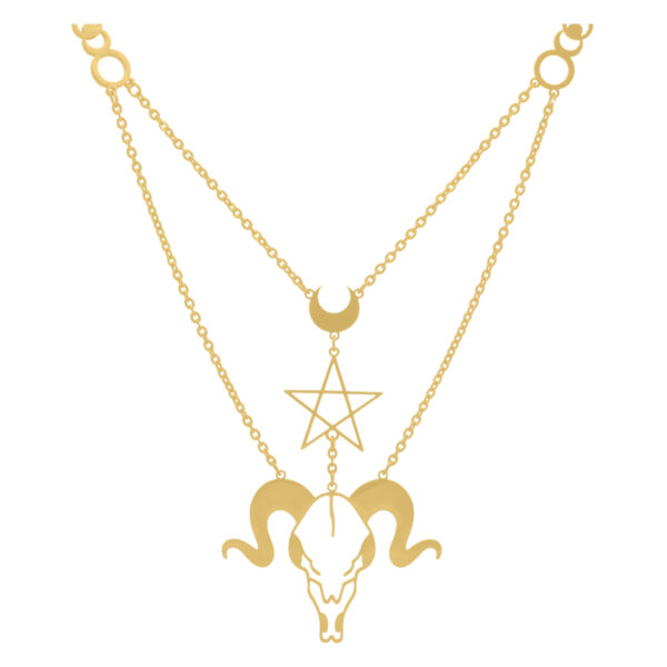 Cadena Dorada Dark Aries con cabeza de carnero y colgante de estrella sobre fondo blanco