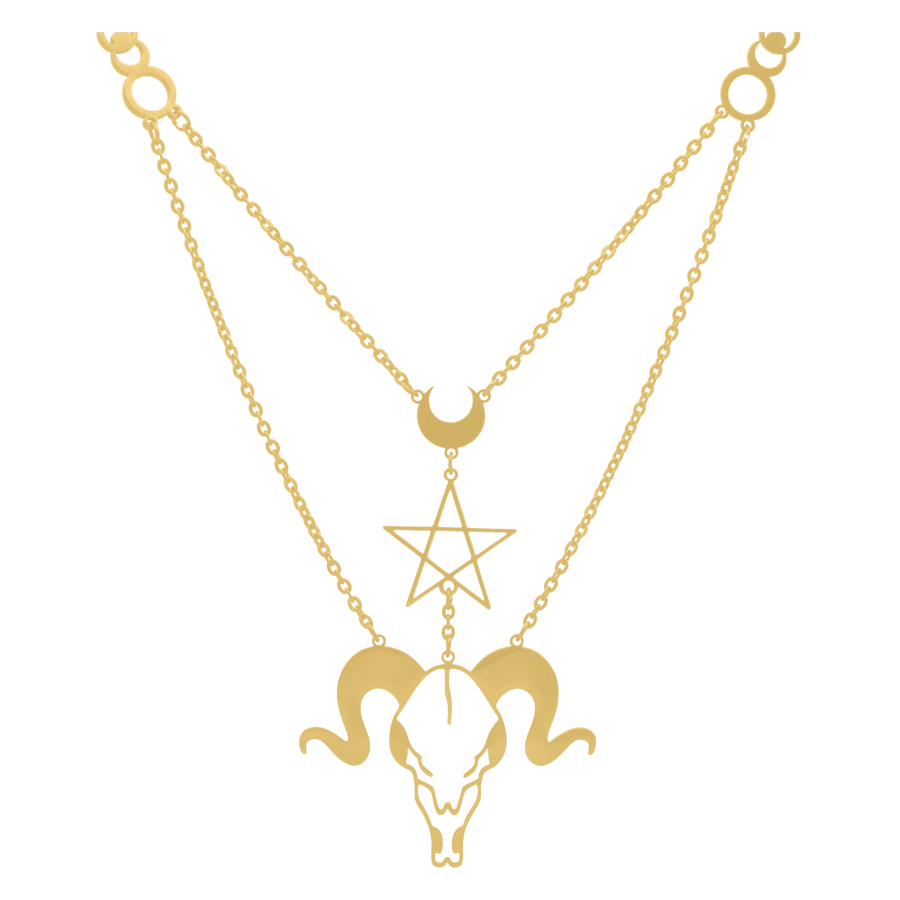 Cadena Dorada Dark Aries con cabeza de carnero y colgante de estrella sobre fondo blanco
