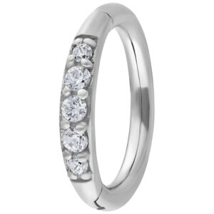 Silberner Clicker-Ring mit klaren Kristallen auf weißem Hintergrund