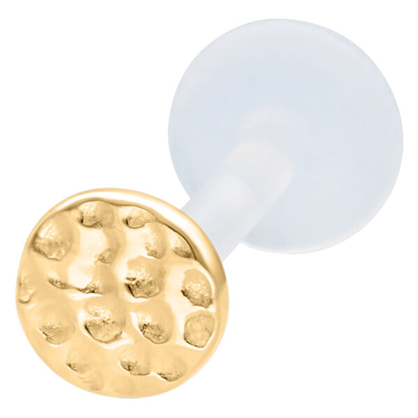 Labret dorado con disco martillado y Push Fit sobre fondo blanco
