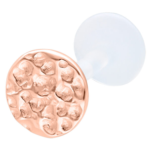 Labret Push Fit de oro rosa con gran disco martillado sobre fondo blanco