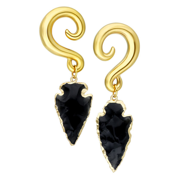 Pendientes dorados con obsidiana negra sobre fondo blanco